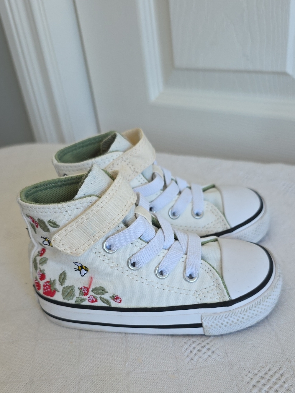 White High-Top Canvas Sneaker with Berries/Bees Embroidery Size 6 Infant/Toddler